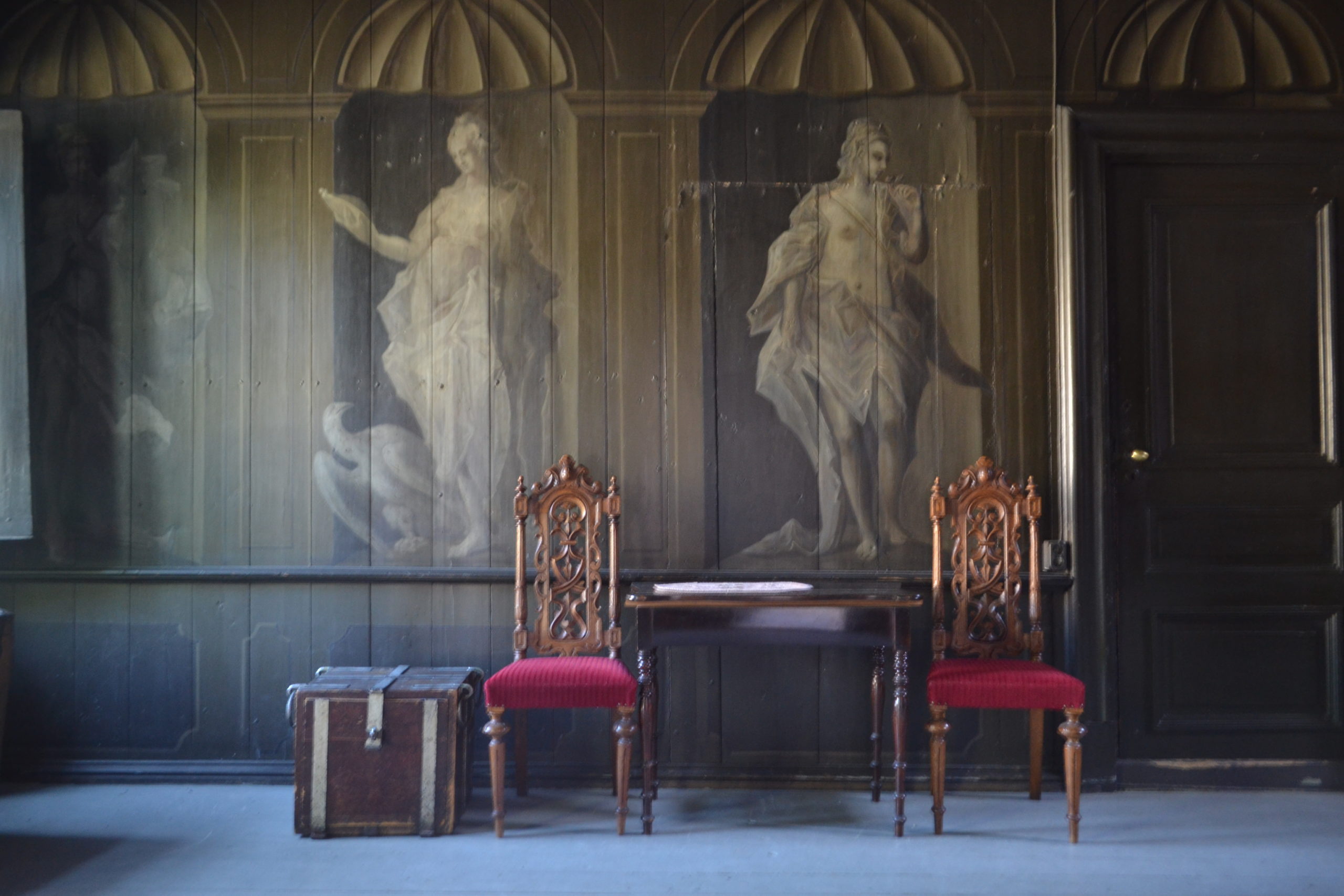 The entrance hall of Gathenhielmska Huset, which is adorned by a painting of five women who represent the five senses